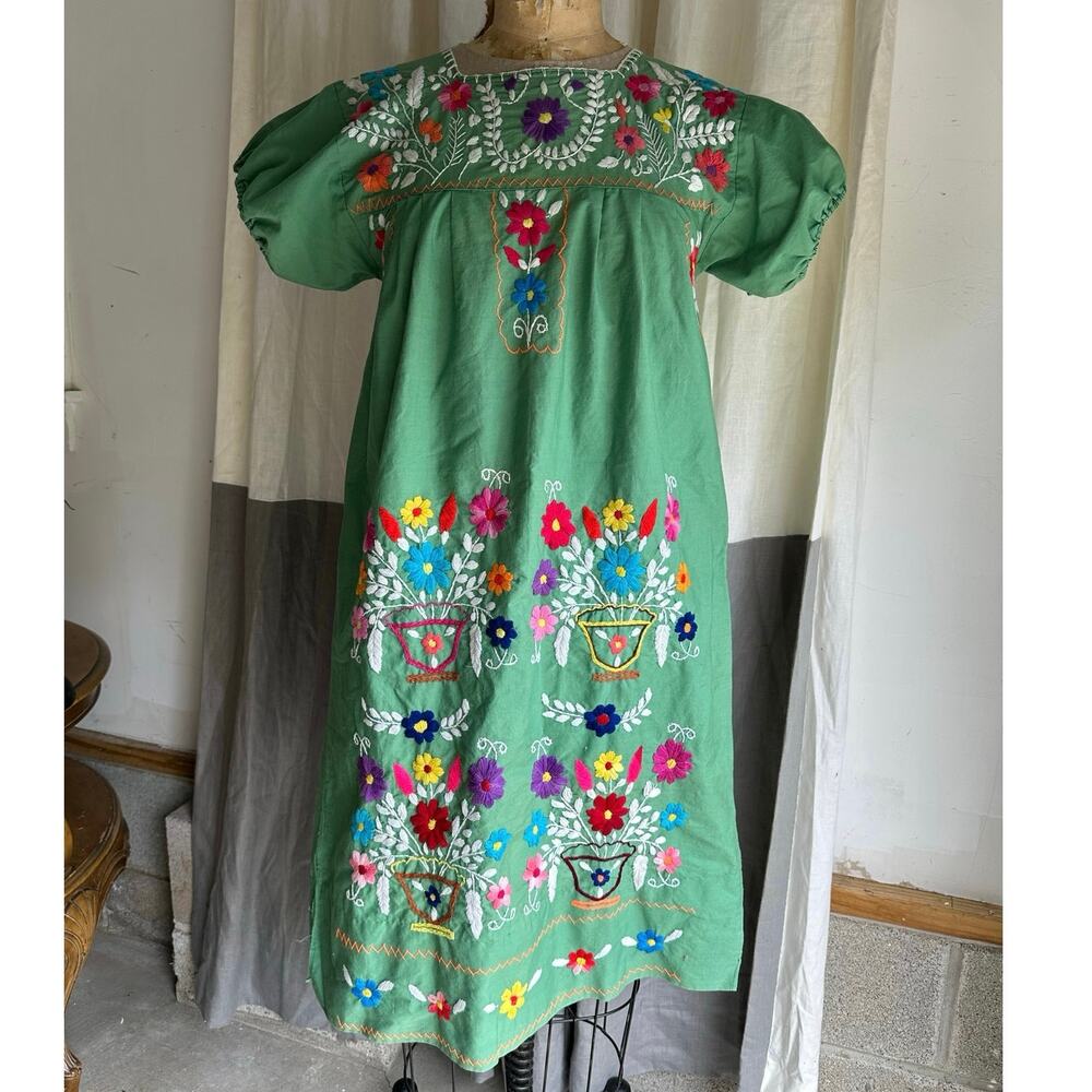 Vintage green Floral dress Mexican Embroidered Caftan Peasant bohemian S